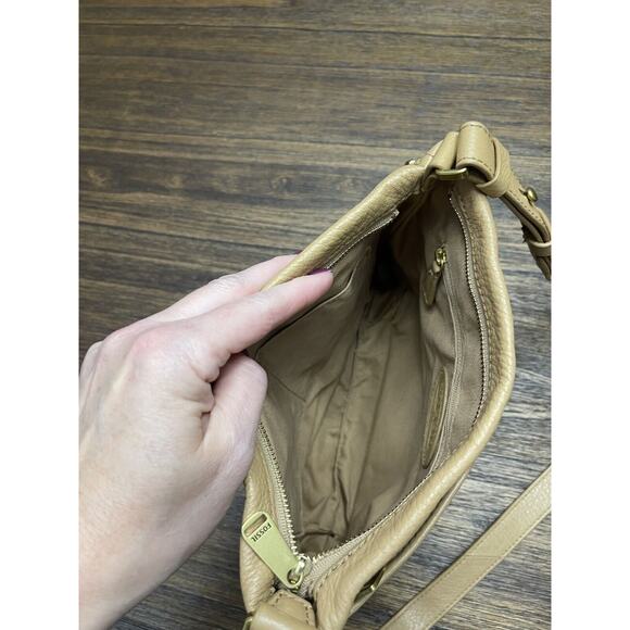 Fossil Light Tan Pebbled Leather Adjustable Crossbody Purse - Picture 6 of 9